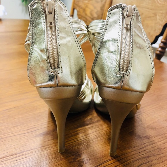 Beyond high heels - Picture 2 of 5